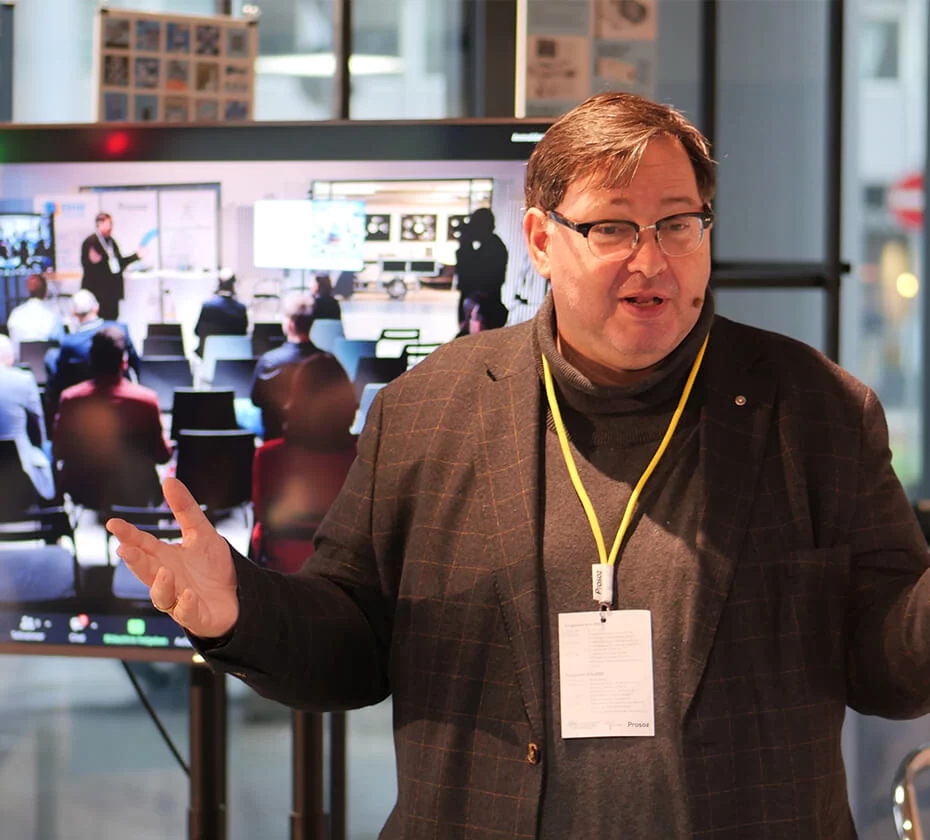 Christian Rupp, Vorstandsmitglied Innovation Mine, bei Präsentation auf E-Government Konferenz, erklärt digitale Verwaltungslösungen