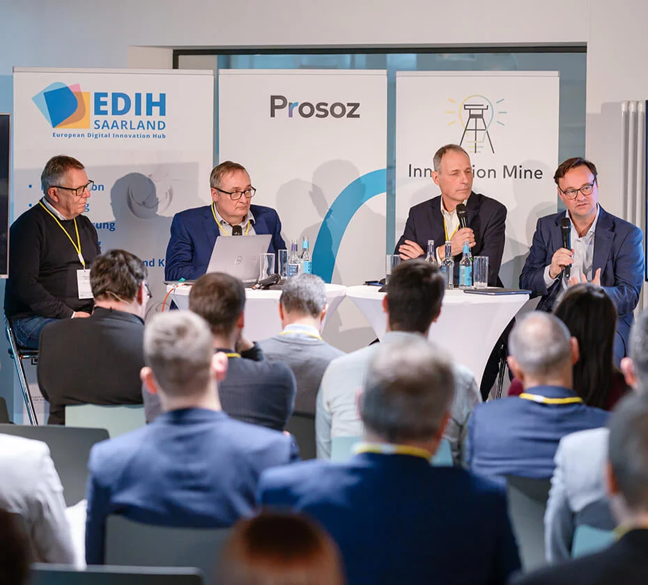 DigiLabs 2023 Podiumsdiskussion zu Digitalisierung mit vier Experten und Video-Zuschaltung, Innovation Mine als Partner mit EDIH Saarland und Prosoz, volles Auditorium