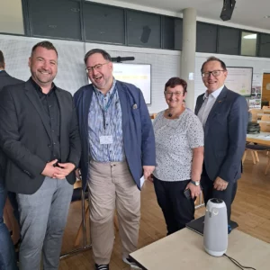Innovation Mine Team bei Workshop, vier lächelnde Personen in modernem Konferenzraum bei erfolgreicher Projektarbeit