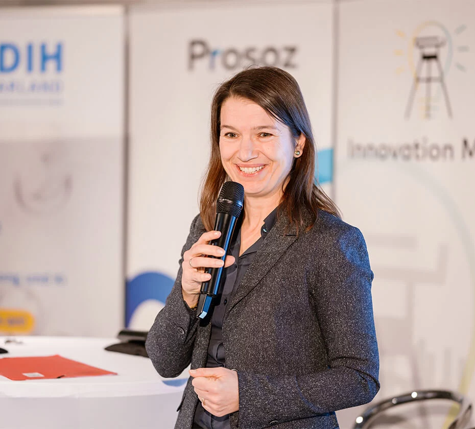 Staatssekretärin und CIO bei Vortrag auf Innovation Mine Veranstaltung, präsentiert digitale Verwaltungsstrategien vor Fachpublikum
